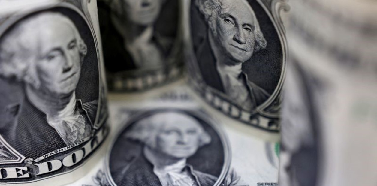 Miniatura de Milei y su banda de piromaniacos del dinero; El Banco Central compró US$ 280 millones en un día, el monto más alto desde finales de mayo